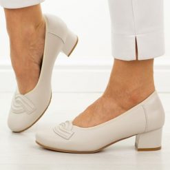 Beżowe skórzane czółenka damskie Potocki 19412. Brązowe czółenka POTOCKI, na jesień, bez wzorów, ze skóry, eleganckie, z okrągłym noskiem, bez obcasa, na obcasie, bez zapięcia. W wyprzedaży za 192.72 zł.