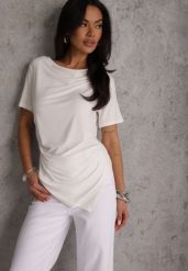 Biała Asymetryczna Bluzka z Wiskozy z Krótkim Rękawem Zdobiona Marszczeniem Undishi. Białe bluzki Renee, m, z aplikacjami, z dzianiny, casualowe, z asymetrycznym kołnierzem, bez ramiączek. Za 79.99 zł.