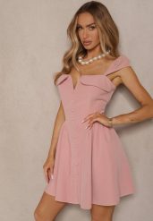 Ciemnoróżowa Sukienka o Rozkloszowanym Kroju na Ramiączkach z Ozdobnym Dekoltem Salaviel. Czerwone sukienki Renee, na co dzień, m, bez wzorów, eleganckie, bez kołnierzyka, bez ramiączek, mini, kopertowe. W wyprzedaży za 119.99 zł.
