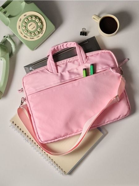 Torba na laptopa - różowy. Czerwone torby na laptopa Sinsay, bez wzorów. Za 29.99 zł.