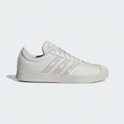 Buty Vl Court Base. Brązowe buty sportowe lifestyle adidas, bez wzorów, klasyczne, bez zapięcia. Za 259.00 zł.