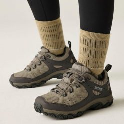 Buty damskie trekkingowe niskie z membraną Edgepoint IV. Brązowe buty trekkingowe Regatta, z syntetyku, bez zapięcia. W wyprzedaży za 307.00 zł.