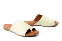 PIAZZA 900000-06 gelb, klapki damskie. Żółte klapki Piazza, bez wzorów, ze skóry, bez obcasa, bez zapięcia. Za 229.42 zł.