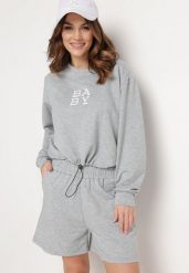 Szary 2-Częściowy Komplet Dresowy Bluza z Nadrukiem i Luźne Szorty z Kieszeniami Ridana. Szare bluzy Born2be, s, bez wzorów, z dresówki, bez kaptura. W wyprzedaży za 42.49 zł.