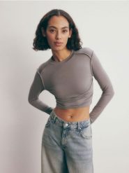 Bluzka z ozdobnymi przeszyciami - ciemnoszary. Szare bluzki Reserved, l, bez wzorów, z dzianiny, bez kołnierzyka, bez ramiączek. W wyprzedaży za 19.99 zł.