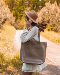 Skórzana torebka damska DAN-A T376 beżowa. Brązowe torebki klasyczne DAN-A, bez wzorów, ze skóry, eleganckie, bez dodatków. Za 399.99 zł.