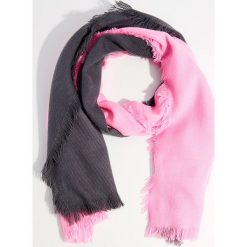 Szal z efektem ombre - Różowy. Szaliki i kominy marki OLAIAN. W wyprzedaży za 19.99 zł.