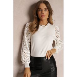 Biały Sweter Szydełkowy Zhivka. Białe swetry Renee, na zimę, w ażurowe wzory, z dzianiny, casualowe, bez ramiączek. W wyprzedaży za 111.99 zł.