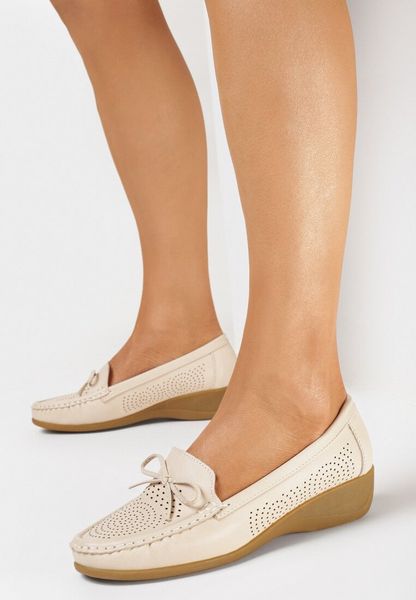 Beżowe Półbuty na Koturnie z Ażurowym Zdobieniem Vailen. Brązowe półbuty wsuwane Born2be, z aplikacjami, bez obcasa, na koturnie. Za 34.99 zł.