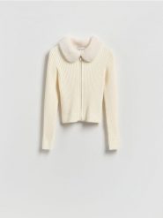 Sweter z futrzanym kołnierzem - kremowy. Białe swetry Reserved, l, bez wzorów, z dzianiny, bez ramiączek. Za 159.99 zł.