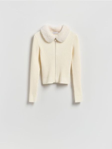 Sweter z futrzanym kołnierzem - kremowy. Białe swetry Reserved, l, bez wzorów, z dzianiny, bez ramiączek. Za 159.99 zł.