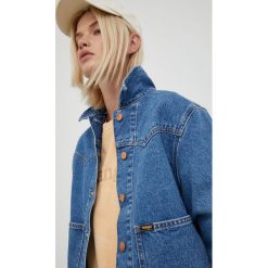 Wrangler kurtka jeansowa bawełniana przejściowa. Niebieskie kurtki Wrangler, l, bez wzorów, z bawełny, bez kaptura. W wyprzedaży za 399.99 zł.