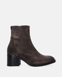 SZARE SZTYBLETY Z ZAMSZU F011SUGEOBB040. Szare botki Venezia, bez wzorów, ze skóry, bez obcasa, bez zapięcia. Za 629.00 zł.