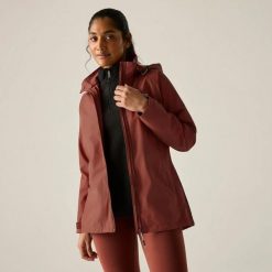 Kurtka Wodoodporna Damska Daysha II. Czerwone kurtki przeciwdeszczowe Regatta, xl, bez wzorów, z elastanu, z kapturem, trekkingowe. Za 247.99 zł.