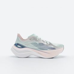 Buty do biegania damskie Kiprun KD900.2. Czerwone buty do biegania KIPRUN, bez wzorów, z materiału, bez zapięcia, do biegania. Za 349.99 zł.
