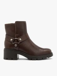 Ciemnobrązowe botki biker boots. Brązowe botki Brawo sp. z o.o., bez wzorów, z materiału, rockowe, z okrągłym noskiem, bez obcasa, na obcasie, bez zapięcia. Za 549.99 zł.