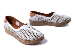 COMFORTABEL 840142-03 white, półbuty damskie. Białe półbuty wsuwane Comfortabel, na lato, w ażurowe wzory, ze skóry, bez obcasa. Za 225.17 zł.