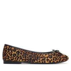 Baleriny Tommy Hilfiger. Brązowe baleriny Tommy Hilfiger, bez wzorów, bez obcasa, bez zapięcia. Za 449.99 zł.