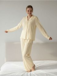 Jednolita piżama dwuczęściowa - kremowy. Białe piżamy Sinsay, l, bez wzorów, bez kołnierzyka, bez ramiączek. Za 59.99 zł.