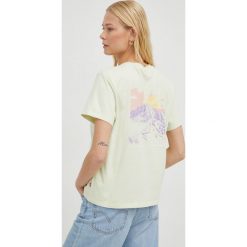 Levi's t-shirt bawełniany kolor zielony. Zielone t-shirty Levi's, bez wzorów, z bawełny, bez kołnierzyka, bez ramiączek. W wyprzedaży za 129.99 zł.