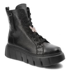 Czarne Botki Nessi Modne Obuwie Damskie Z Motylem. Czarne botki Nessi, bez wzorów, ze skóry, bez obcasa, na platformie, bez zapięcia. Za 489.00 zł.