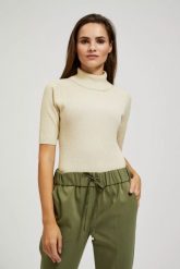 Sweter z golfem ozdobiony metaliczną nitką perłowy. Białe swetry MOODO, l, bez wzorów, z poliamidu, bez ramiączek. W wyprzedaży za 47.99 zł.