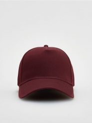 Czapka z daszkiem - burgundowy. Czerwone czapki z daszkiem Reserved, bez wzorów. W wyprzedaży za 27.99 zł.