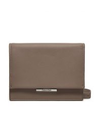 Calvin Klein Torebka Linear K60K612559 Beżowy. Brązowe kopertówki Calvin Klein, bez wzorów, ze skóry, wizytowe, bez dodatków. Za 279.99 zł.