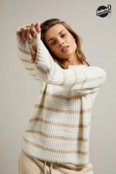 Sweter w paski z okrągłym dekoltem beżowy. Brązowe swetry MOODO, l, bez wzorów, bez ramiączek. W wyprzedaży za 44.99 zł.