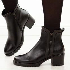 Czarne botki damskie na obcasie Potocki 12681. Czarne botki POTOCKI, bez wzorów, z dzianiny, biznesowe, bez obcasa, na obcasie, bez zapięcia. Za 229.00 zł.