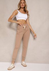 Ciemnobeżowe Spodnie Dresowe z Bawełny o Kroju Jogger High Waist Cherisa. Brązowe jeansy Renee, bez wzorów, z bawełny, eleganckie, z podwyższonym stanem. W wyprzedaży za 47.99 zł.