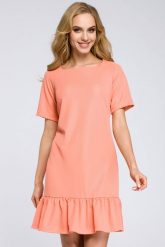 Sukienka dzianinowa trapezowa z falbaną koral. Sukienki MOE, do pracy, l, bez wzorów, z dzianiny, biznesowe, bez kołnierzyka, bez ramiączek, trapezowe. Za 79.00 zł.