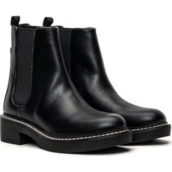 Sztyblety damskie Guess Taffety (FL8TFTLEA10-BLKBR). Czarne botki Guess, z aplikacjami, eleganckie, bez obcasa, bez zapięcia. Za 299.90 zł.
