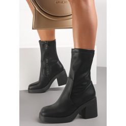 Czarne Botki na Słupku Hanlon. Czarne botki Renee, bez wzorów, z jeansu, za kostkę, bez obcasa, na obcasie, bez zapięcia. W wyprzedaży za 149.99 zł.