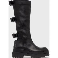 Red Valentino kozaki skórzane damskie kolor czarny na platformie. Czarne kozaki Red Valentino, bez wzorów, z gumy, z okrągłym noskiem, bez obcasa, na platformie, bez zapięcia. W wyprzedaży za 1,569.90 zł.