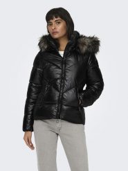 ONLY Kurtka zimowa w kolorze czarnym rozmiar: XS. Czarne kurtki ONLY, na zimę, xs, bez wzorów, z puchu, bez kaptura. Za 139.87 zł.