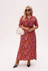 Koszulowa sukienka Lola o długości MAXI z geometrycznym printem w odcieniach różu i pomarańczy PLUS SIZE XXL OVERSIZE JESIEŃ. Czerwone sukienki Moda Size Plus Iwanek, do pracy, plus size, bez wzorów, z materiału, biznesowe, bez kołnierzyka, plus size, bez ramiączek, maxi, dopasowane. Za 329.90 zł.