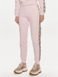 Guess Spodnie dresowe Britney V2YB15 KB3P2 Różowy Regular Fit. Czerwone spodnie dresowe Guess, z aplikacjami, z dresówki. Za 429.99 zł.