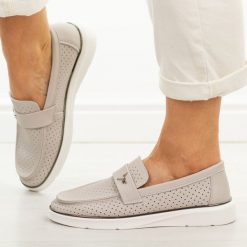 Szare ażuowe skórzane mokasyny damskie Vinceza 93221. Szare mokasyny VINCEZA, bez wzorów, z jeansu, z okrągłym noskiem. W wyprzedaży za 192.72 zł.