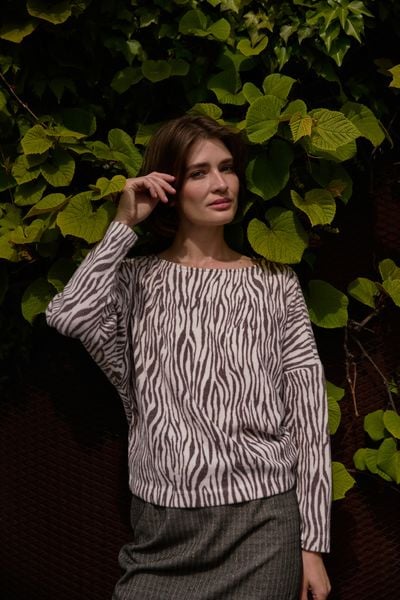 Bluza w zwierzęcy wzór beżowa. Brązowe bluzy MOODO, l, bez wzorów, z elastanu, bez kaptura. Za 109.99 zł.