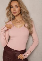 Jasnoróżowy Sweter z Wiskozą Ozdobiony Guzikami z Trójkątnym Dekoltem Attecca. Czerwone swetry Renee, na zimę, m, bez wzorów, z wiskozy, casualowe, bez ramiączek. W wyprzedaży za 79.99 zł.
