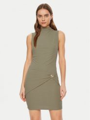 Guess Sukienka dzianinowa W5RK24 KAQL2 Zielony Regular Fit. Zielone sukienki Guess, xxl, z aplikacjami, z dzianiny, bez kołnierzyka, bez ramiączek. Za 339.99 zł.