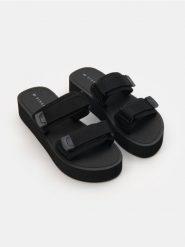Klapki na platformie z materiałowymi paskami na rzep - czarny. Czarne klapki Sinsay, bez wzorów, z materiału, bez obcasa, na platformie, bez zapięcia. Za 39.99 zł.