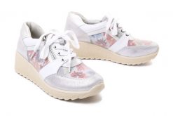 ARTIKER RELAKS 46C2126 kwiatowy, półbuty, sneakersy damskie. Półbuty wsuwane Artiker Relaks, bez wzorów, ze skóry, bez obcasa, na koturnie. Za 94.95 zł.