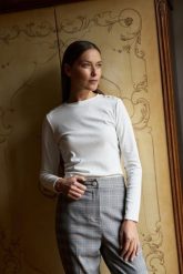 Bawełniana bluzka z długimi rękawami biała. Białe bluzki MOODO, l, bez wzorów, z bawełny, bez kołnierzyka, bez ramiączek. Za 69.99 zł.