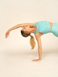 4F Biustonosz treningowy z niskim wsparciem z materiałów z recyklingu damski 4F x Anna Lewandowska S. Brązowe biustonosze sportowe 4f, bez wzorów, z materiału, na fitness i siłownię. Za 199.99 zł.