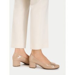Czółenka JENNY. Brązowe czółenka Jenny, bez wzorów, bez obcasa, bez zapięcia. Za 129.99 zł.