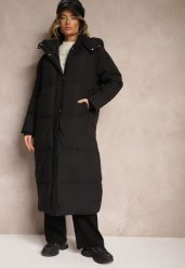 Czarna Długa Kurtka z Pikowaniem z Odpinanym Kapturem i Wsuwanymi Kieszeniami Daitras. Czarne kurtki Renee, l, bez wzorów, eleganckie. W wyprzedaży za 146.99 zł.
