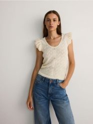 Ażurowa bluzka - kremowy. Białe bluzki Reserved, l, w ażurowe wzory, z bawełny, bez kołnierzyka, bez ramiączek. W wyprzedaży za 49.99 zł.