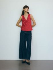 Satynowa bluzka - czerwony. Czerwone bluzki Reserved, l, bez wzorów, z satyny, bez kołnierzyka, bez ramiączek. W wyprzedaży za 19.99 zł.